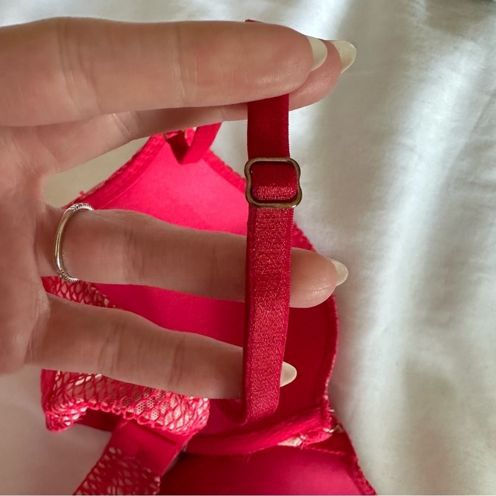 Red Bra - Picture 5 of 6